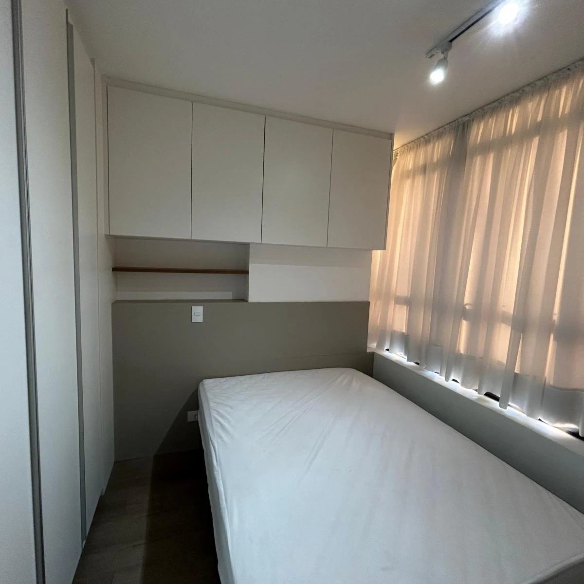 Floor-to-ceiling windows in a one-bedroom apartment, 45 m² — photo 7