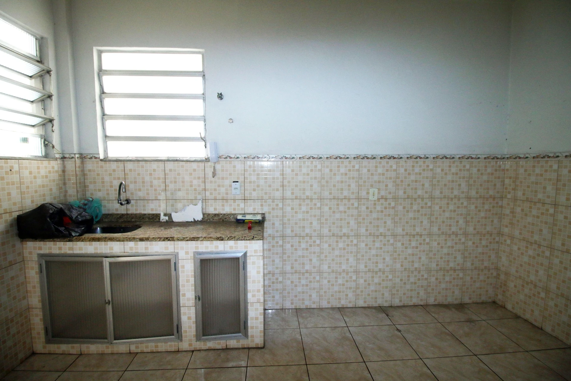 Apartamento de 2 quartos com piso de madeira ou laminado — photo 8