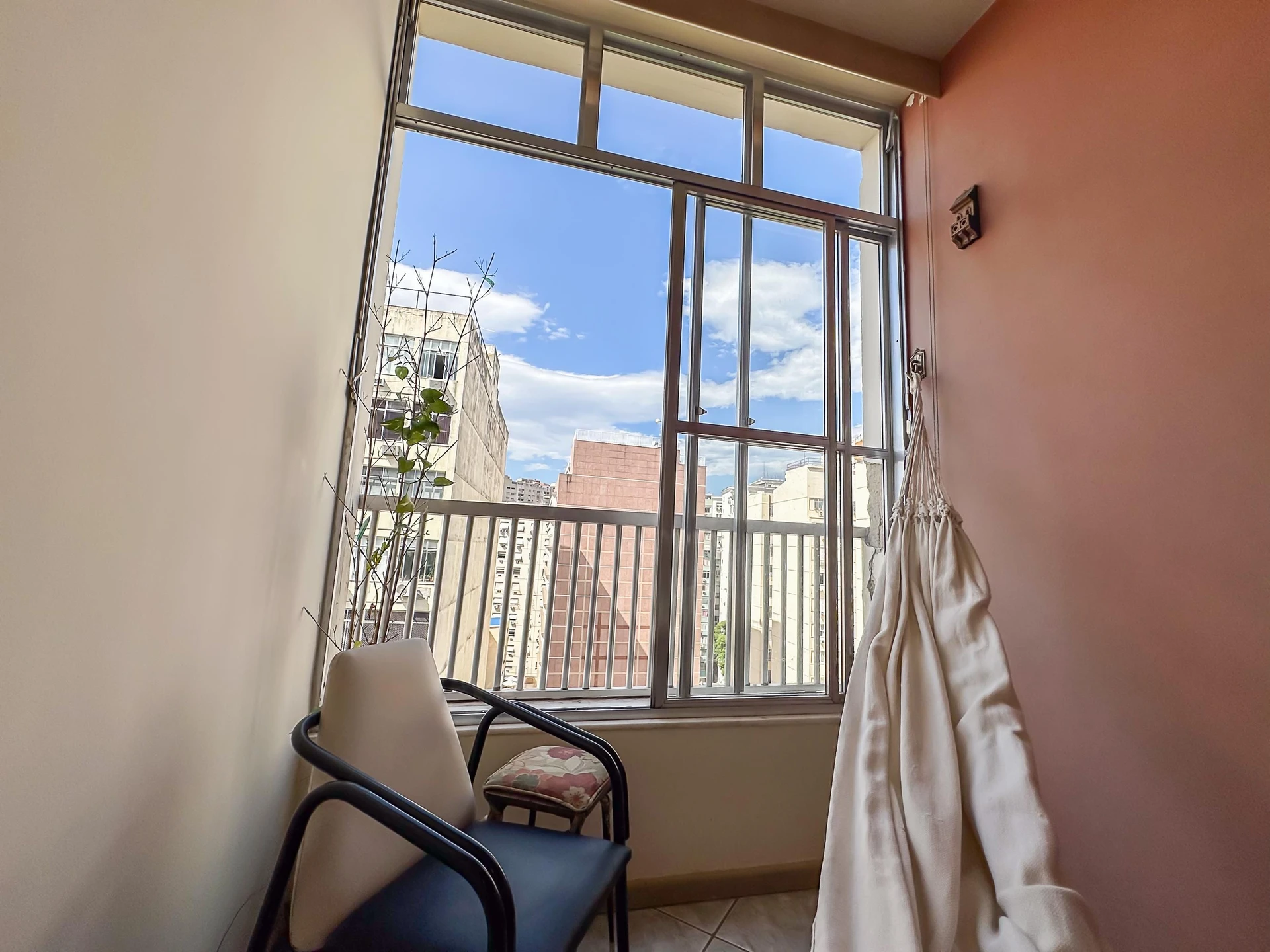 Furnished 2-bedroom apartment with separate kitchen — photo 46