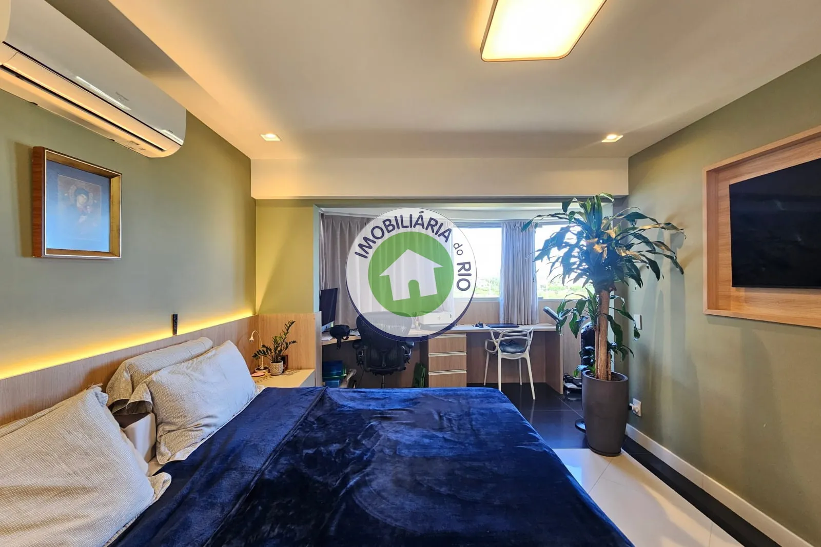 Unfurnished apartment with 4 bedrooms and glass balcony — photo 49