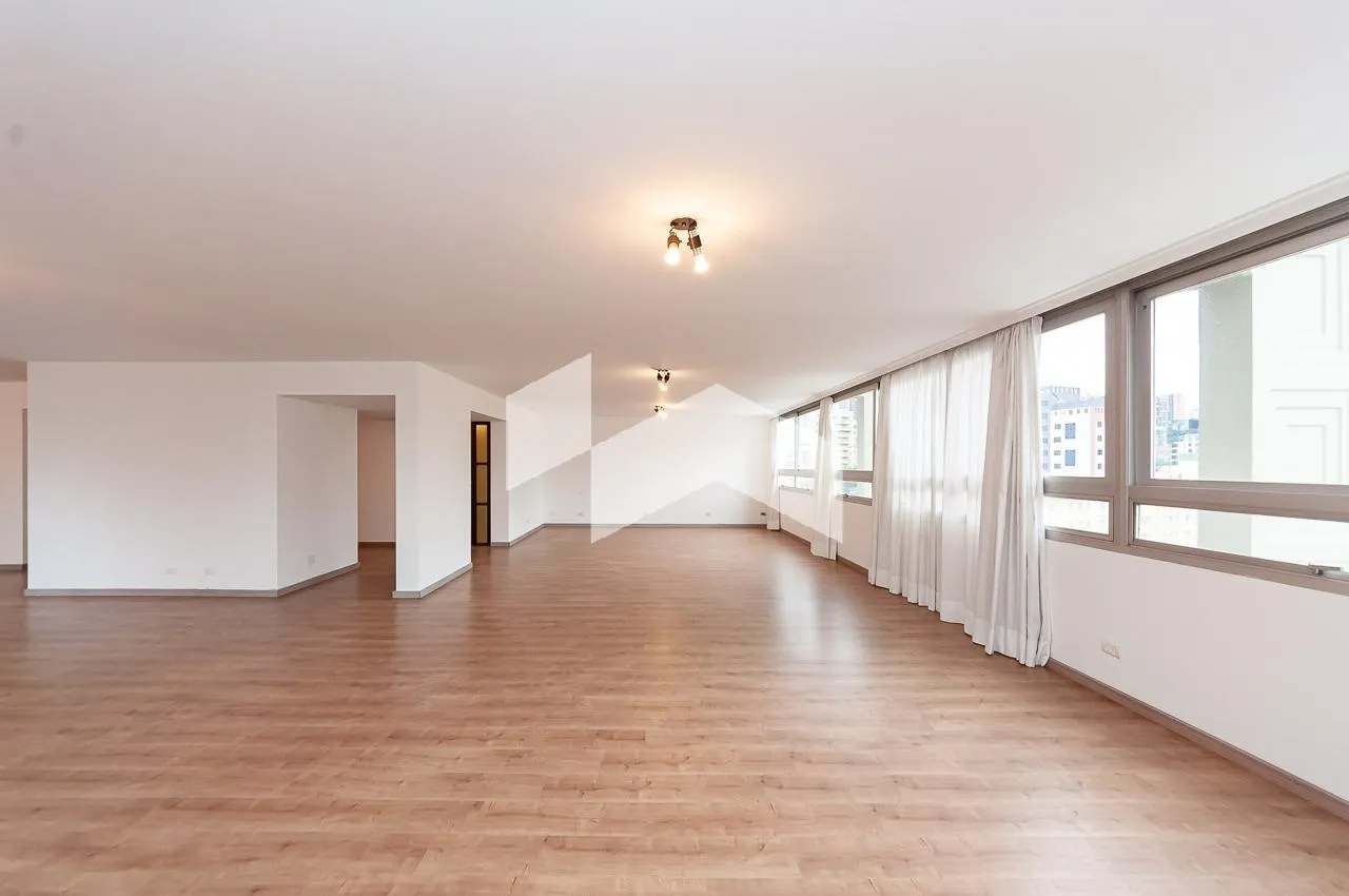380 m² apartment with private laundry area — photo 3