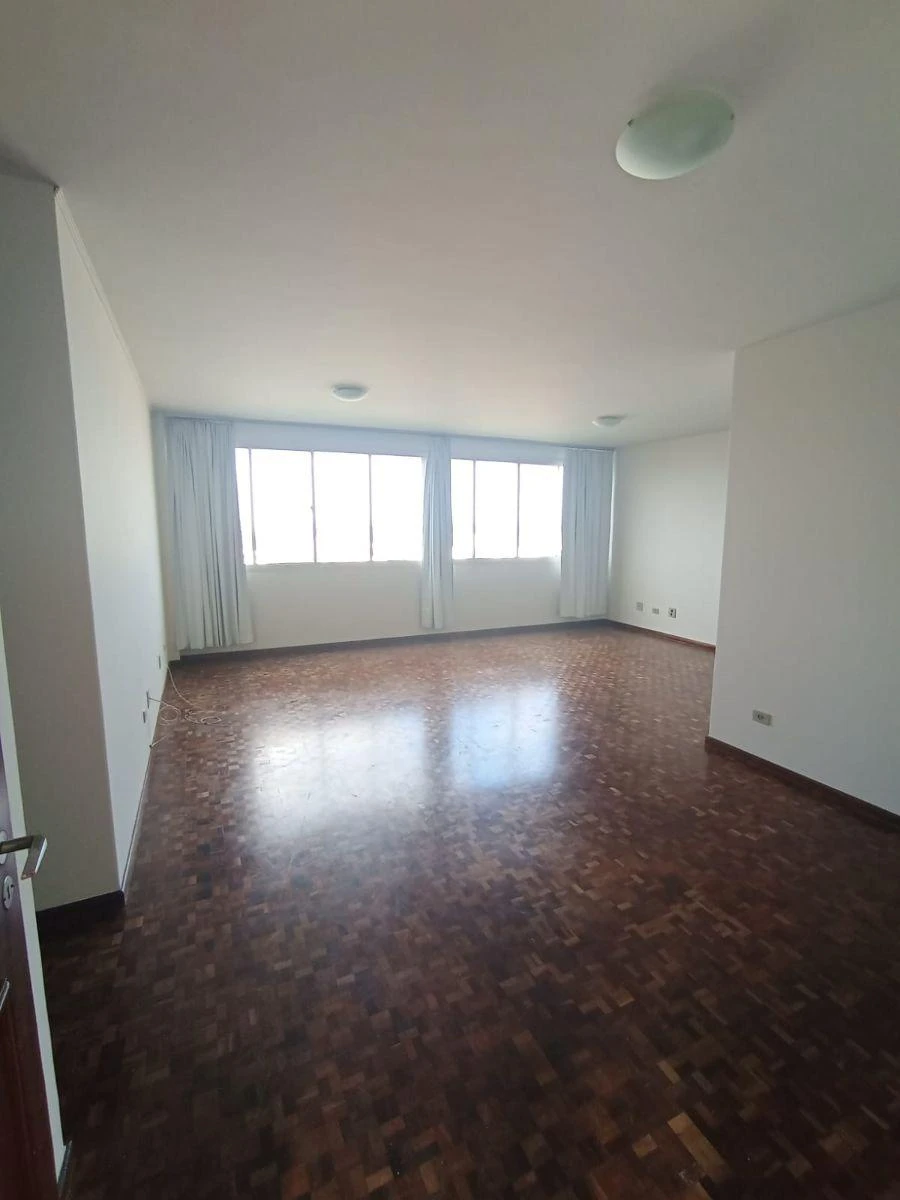 Wood or laminate floors in a 3-bedroom apartment, 110 m² — photo 5