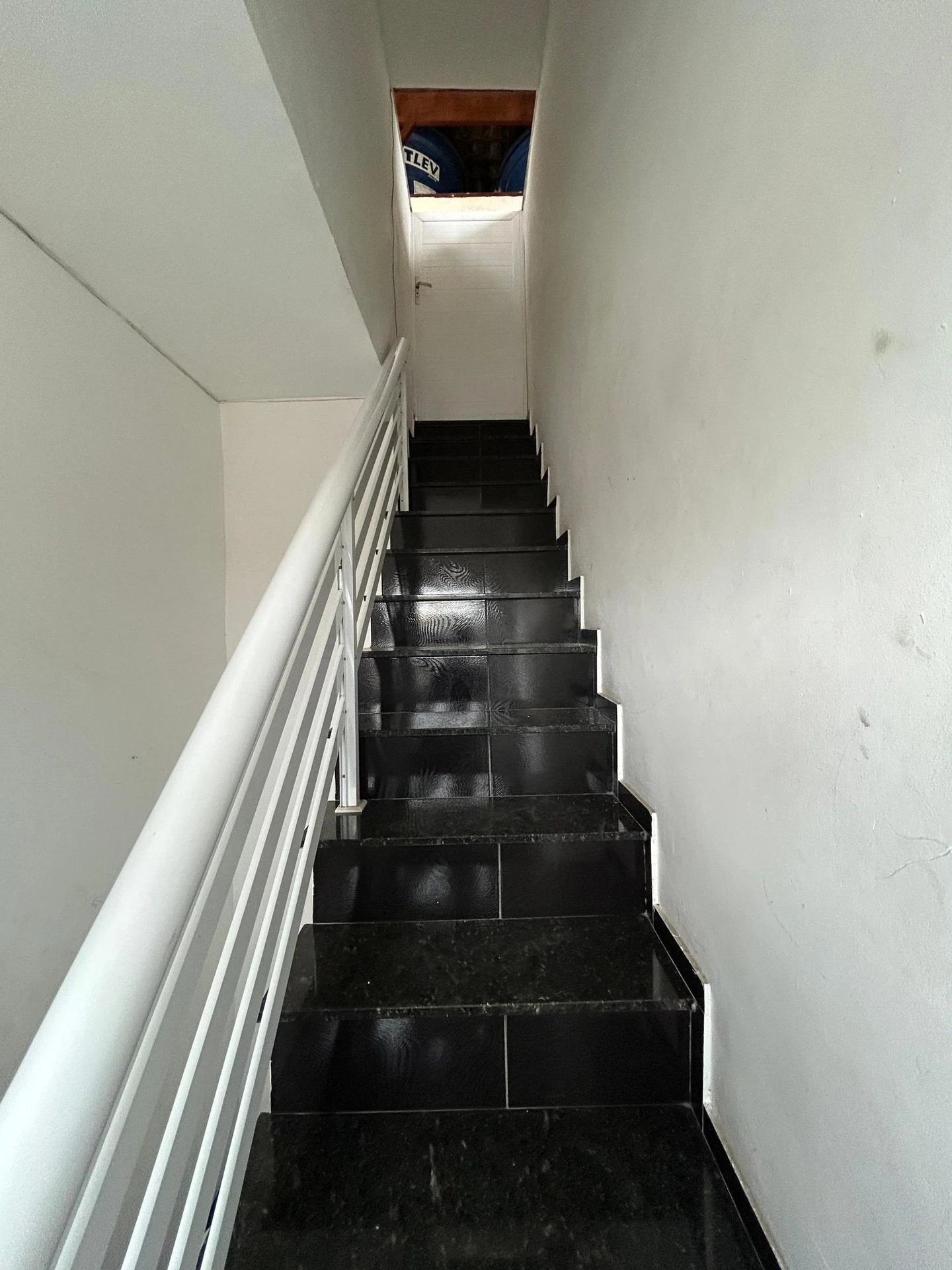Balcony with a grill in a 3-bedroom apartment, 130 m² — photo 32