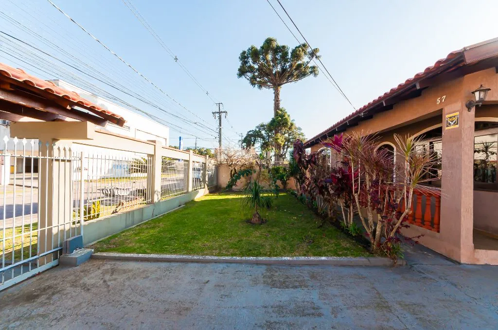 3-bedroom house with a bathtub in Curitiba — photo 39