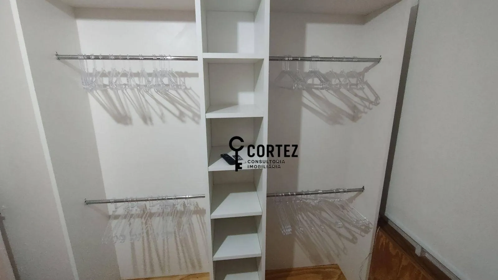 3-bedroom apartment with glass shower enclosures — photo 24
