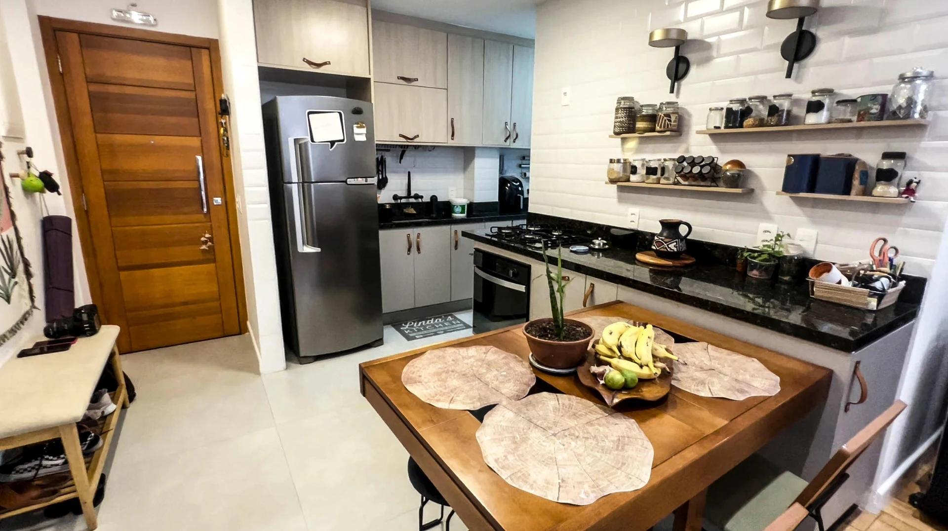 Furnished 2-bedroom apartment with 2 bathrooms — photo 15