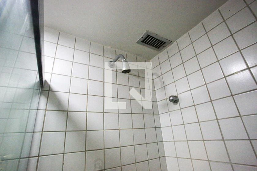 2-bedroom apartment in a building with a gym — photo 9