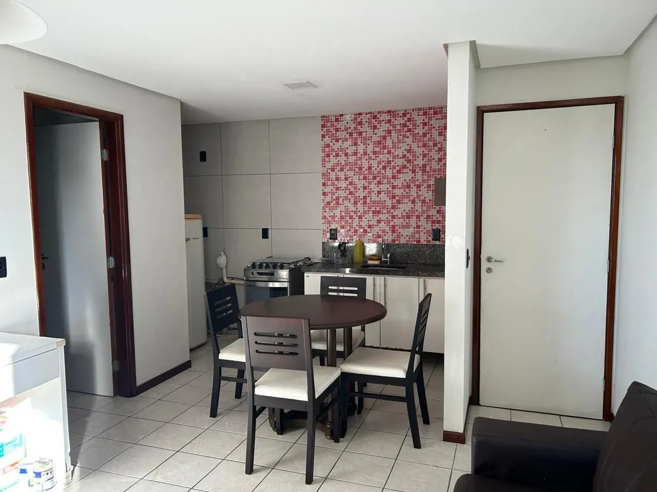 Apartamento sem mobília com varanda no 8º andar