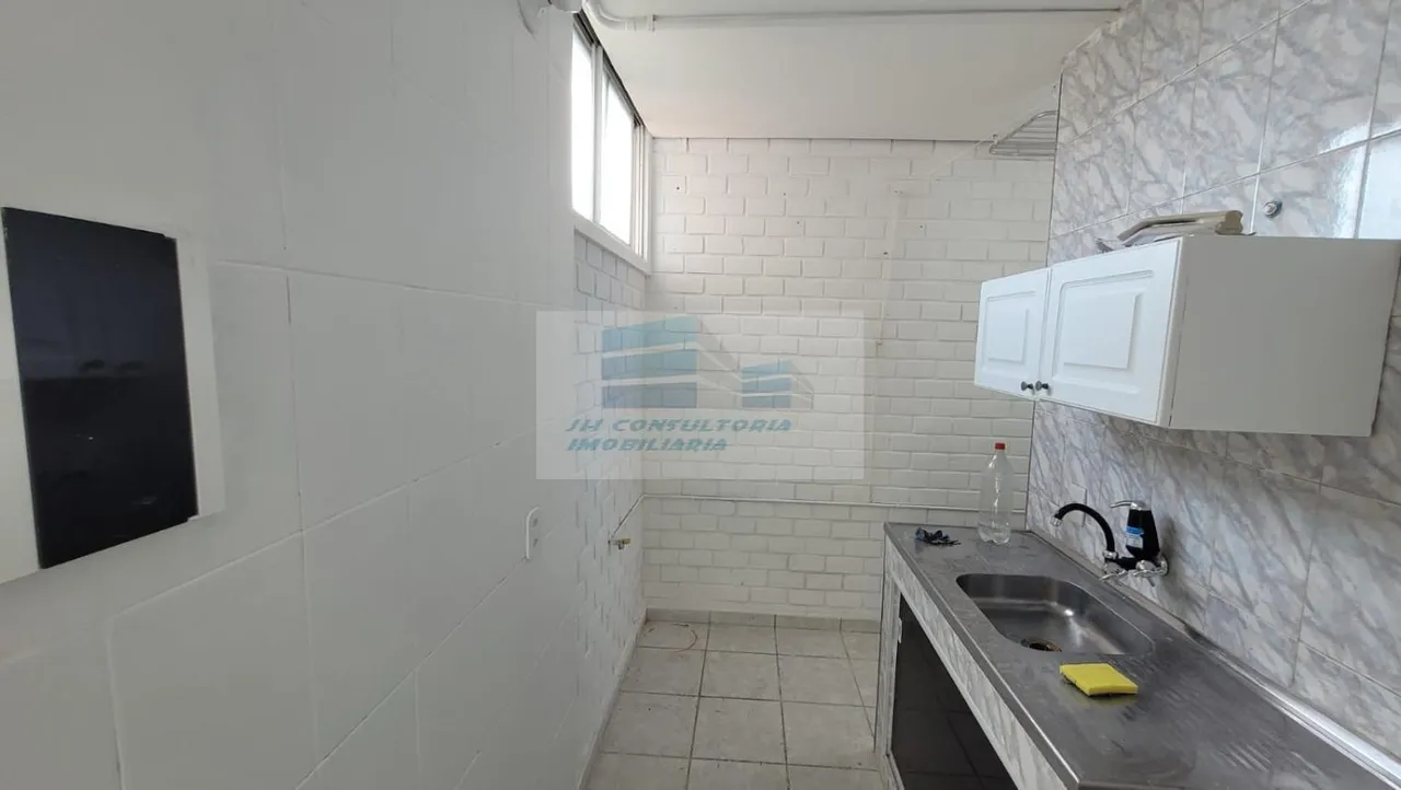Empty apartment with 2 bedrooms and a gas stove — photo 3