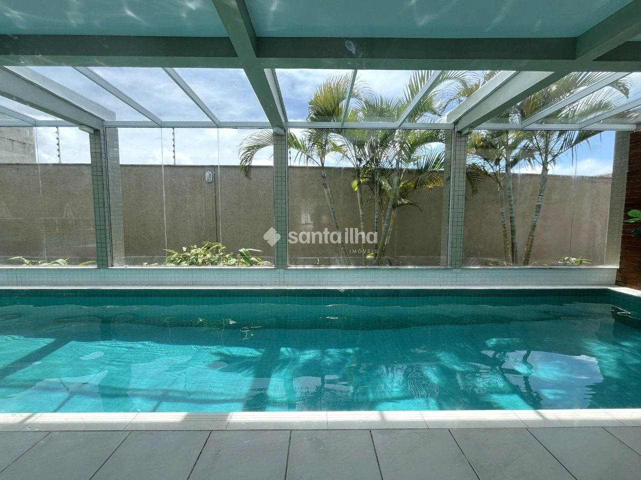 Balcony with a grill in a 2-bedroom apartment, 128 m² — photo 23