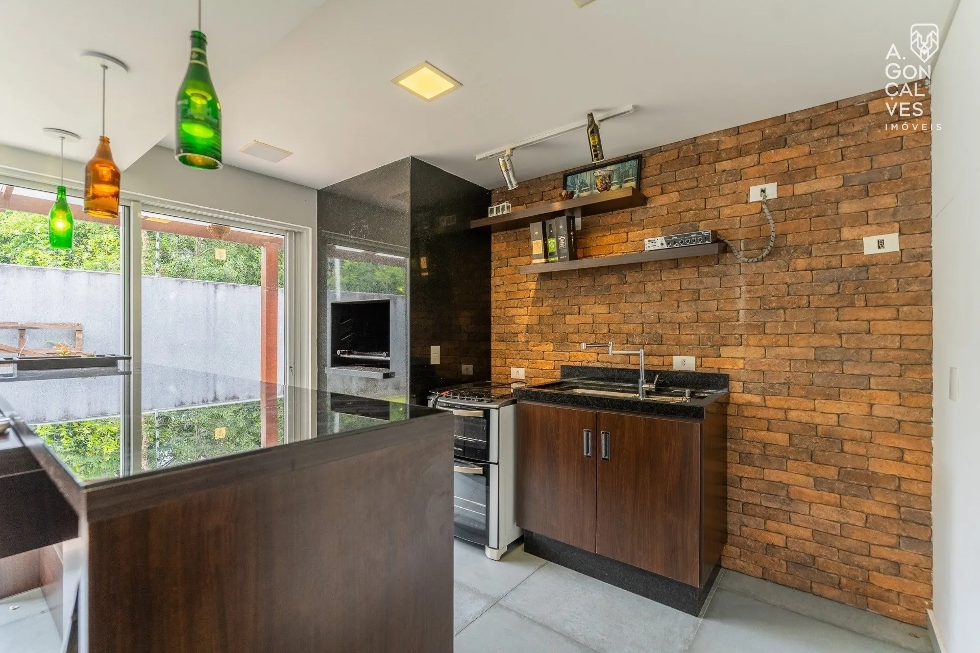 Furnished 4-bedroom house with hot tub and 4 parking spots — photo 16