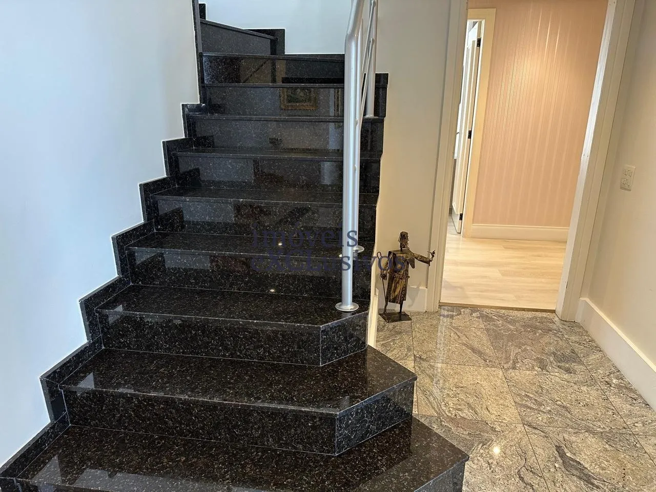 Furnished 4-bedroom apartment with 5 bathrooms — photo 28