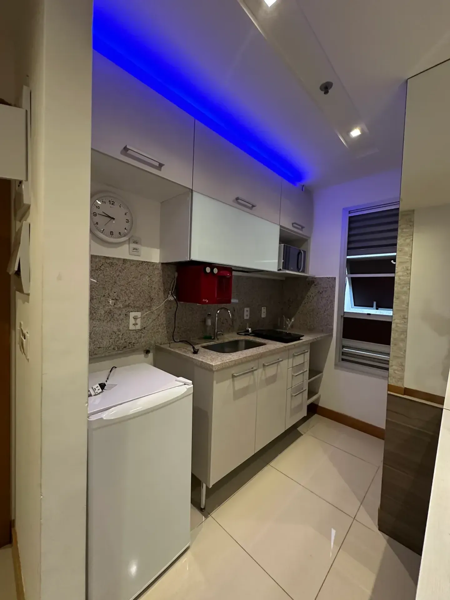 One-bedroom apartment with a mountain view — photo 5