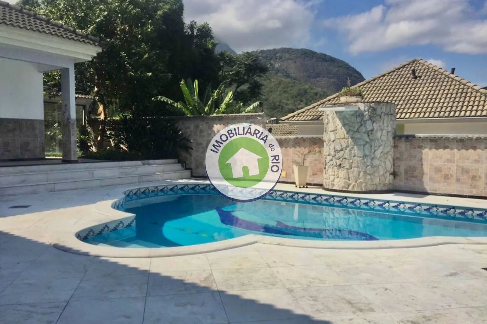 Casa com 3 suítes e 4 banheiros, 600 m² — photo 2
