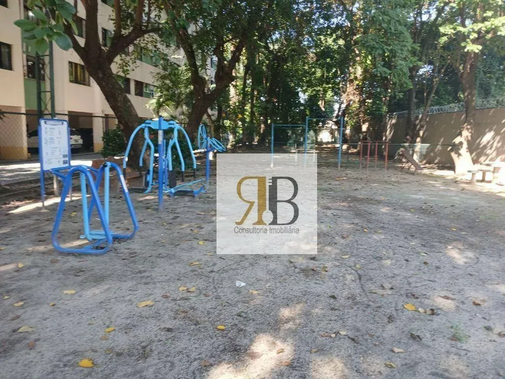 3-bedroom apartment in a building with a pool — photo 10