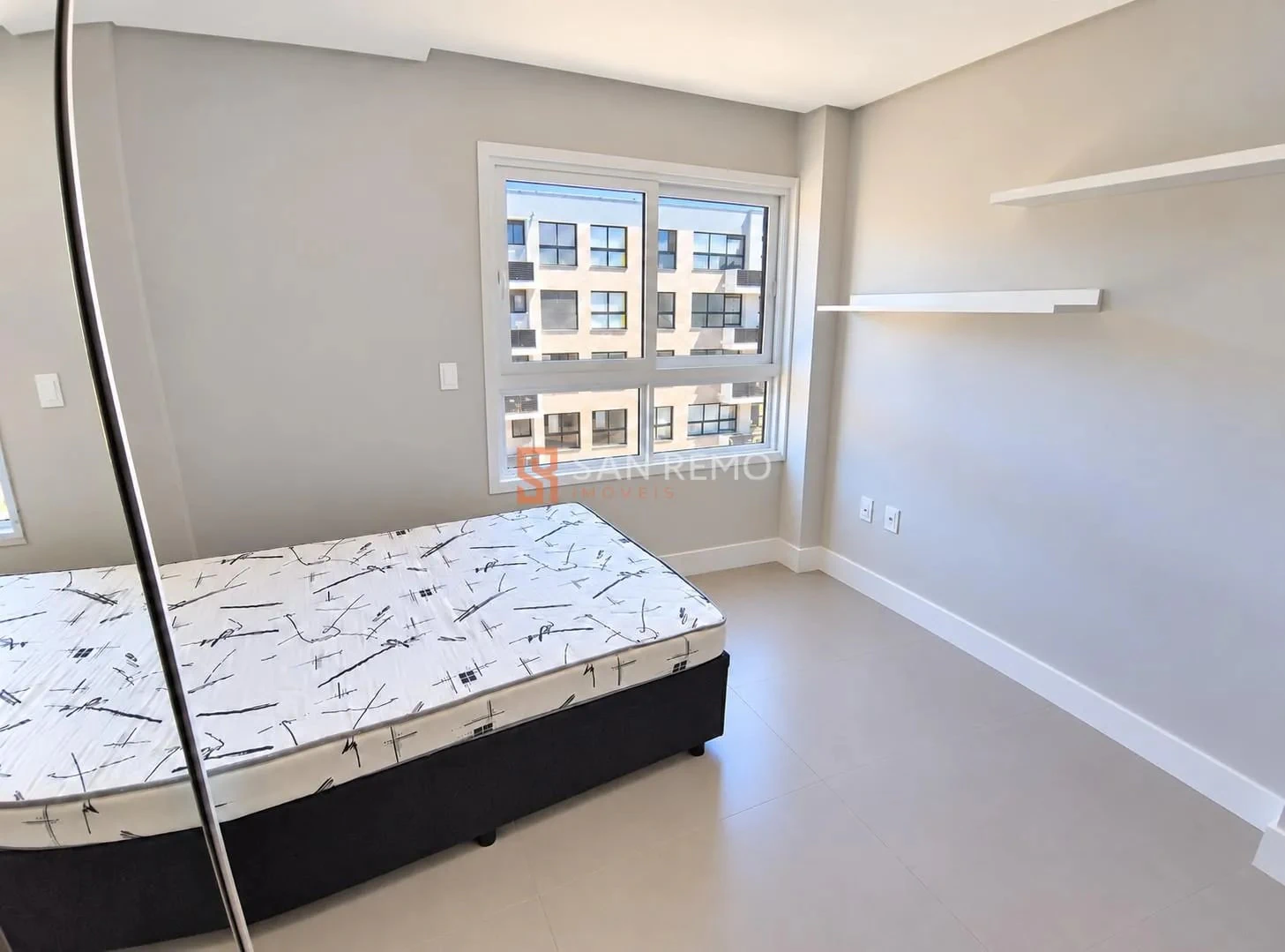 One-bedroom apartment in a building with a coworking space — photo 4
