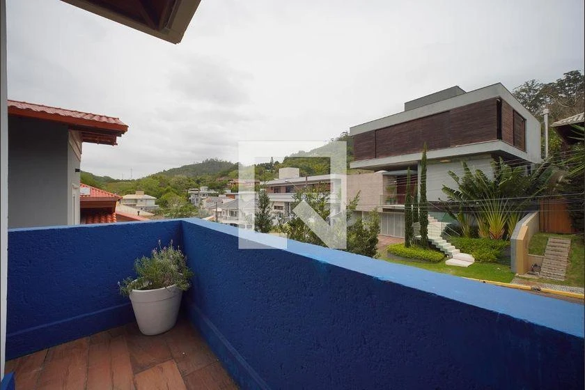 Floor-to-ceiling windows in a 4-bedroom house, 300 m² — photo 25