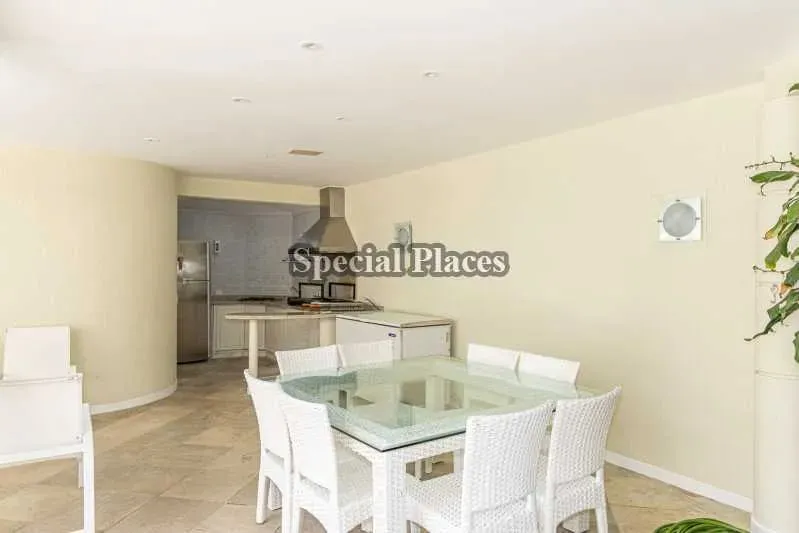 Furnished home with 5 bedrooms and 5 parking spaces — photo 10