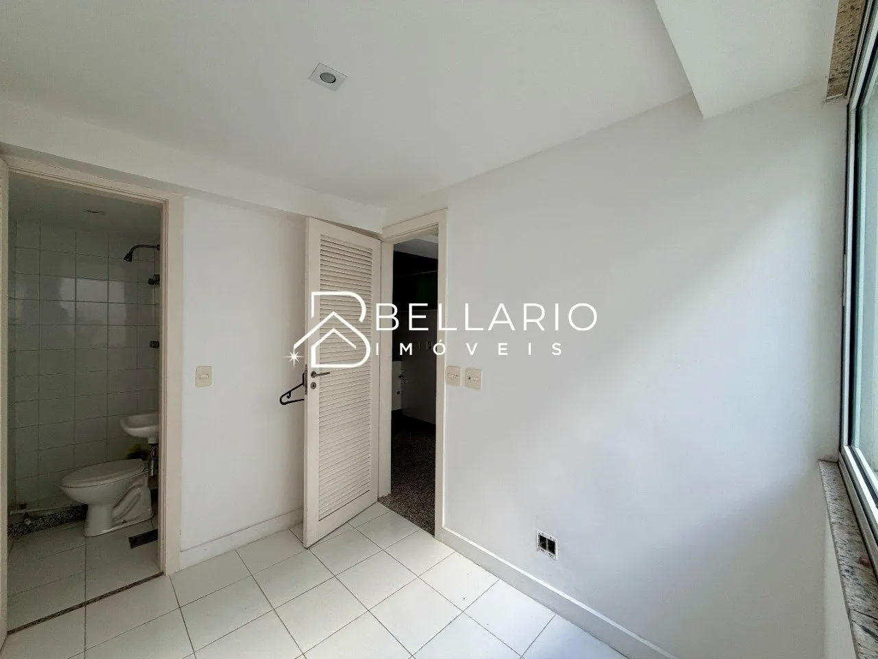 4-bedroom apartment with 5 bathrooms and glass balcony — photo 25