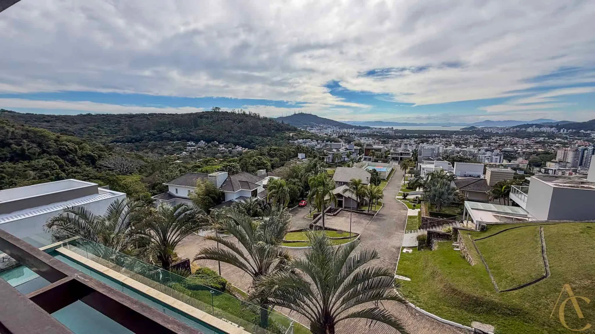 Furnished house, 689 m², with a grill on the balcony — photo 40