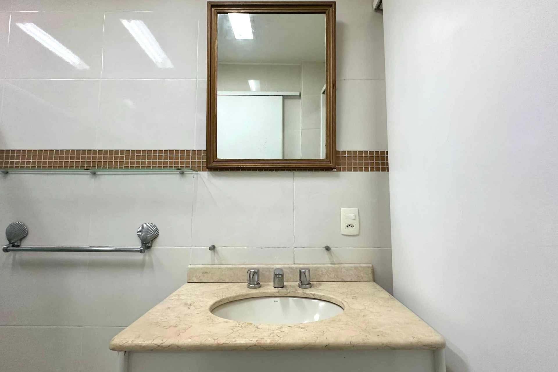 Квартира з 3 спальнями та дерев'яною підлогою або ламінатом — photo 9