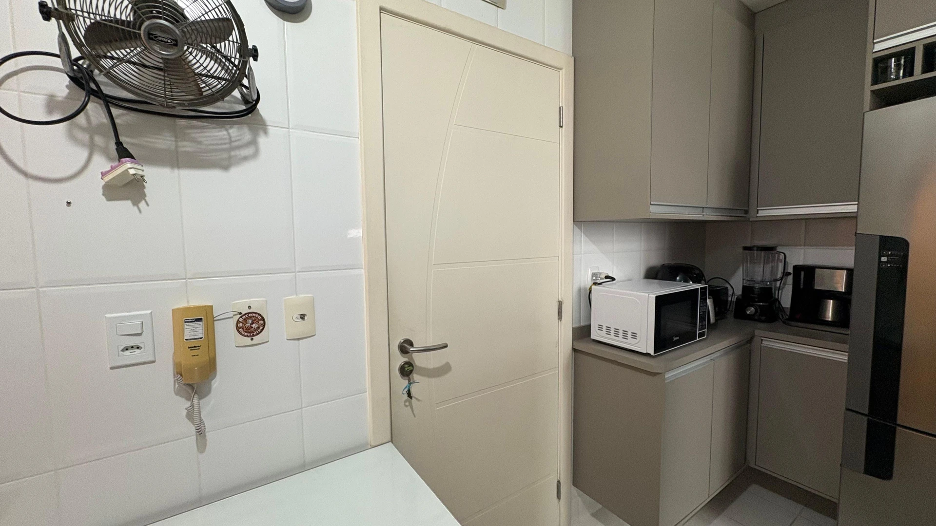 100 m² apartment with a grill on the balcony and a jacuzzi — photo 54