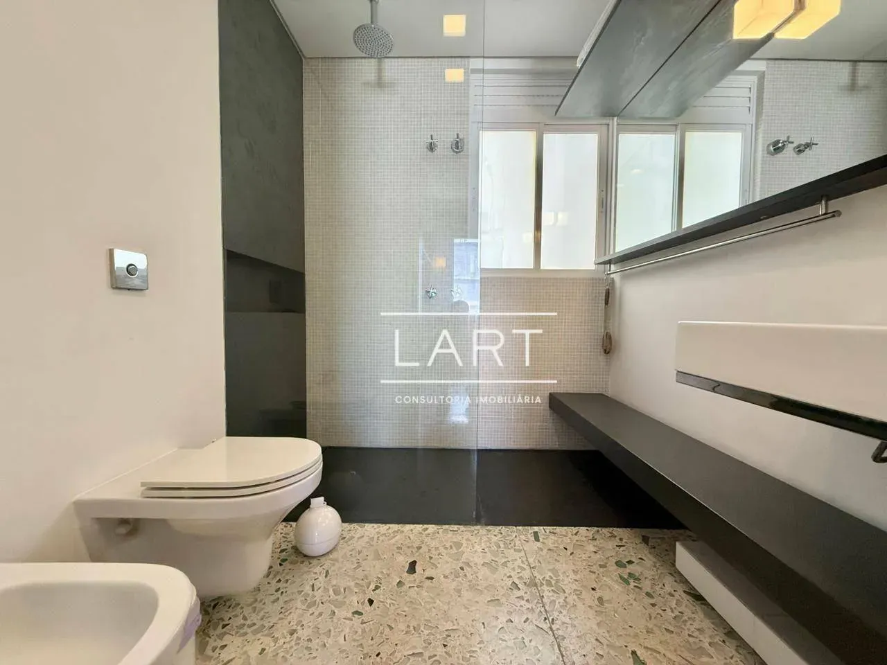 Furnished 2-bedroom apartment with 3 bathrooms — photo 33