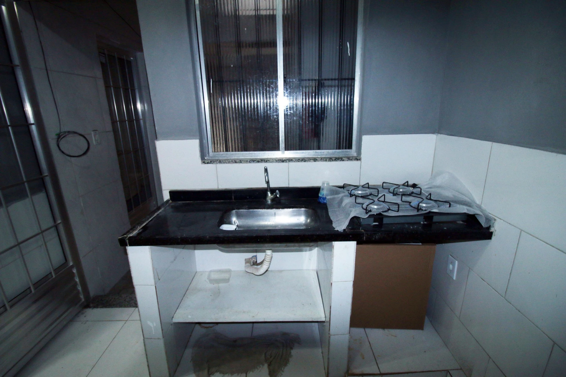 Unfurnished studio with 1 bedroom and a gas stove — photo 2