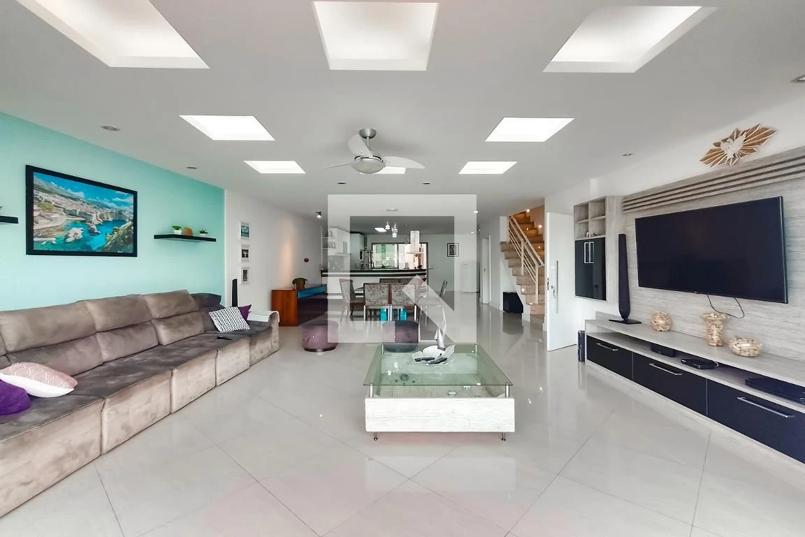460 m² house with a water view and a private pool — photo 3