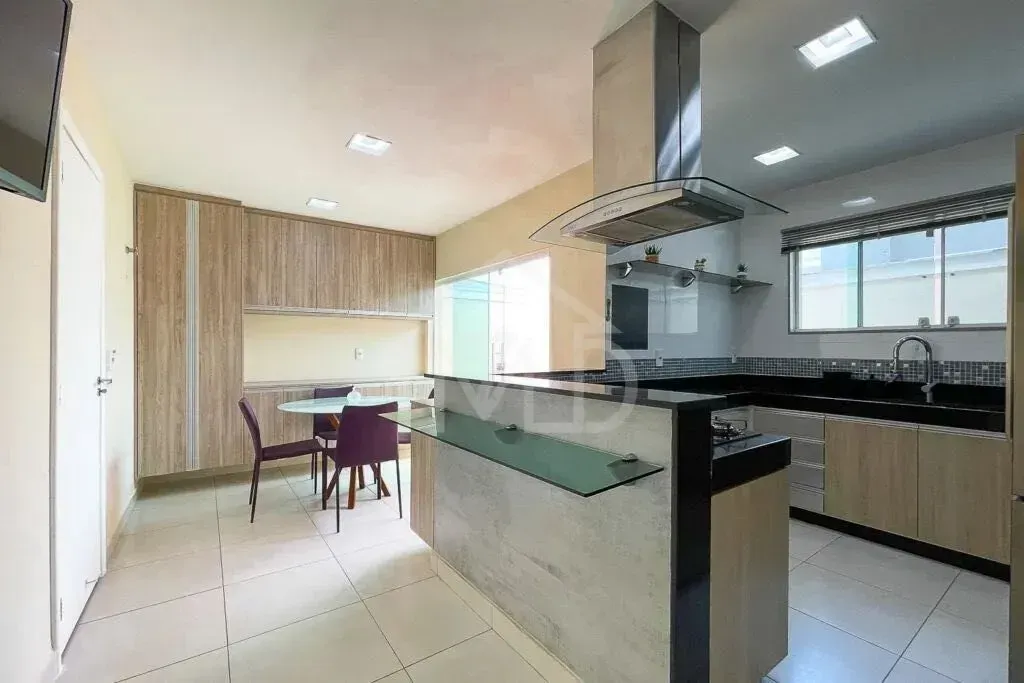 House with 4 bedrooms and an open-plan gas kitchen — photo 4