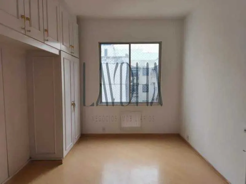 Apartment with 3 bedrooms and hardwood floors — photo 6