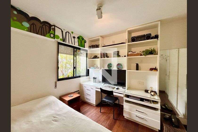 Apartment with 4 bedrooms and an en-suite bathroom — photo 29