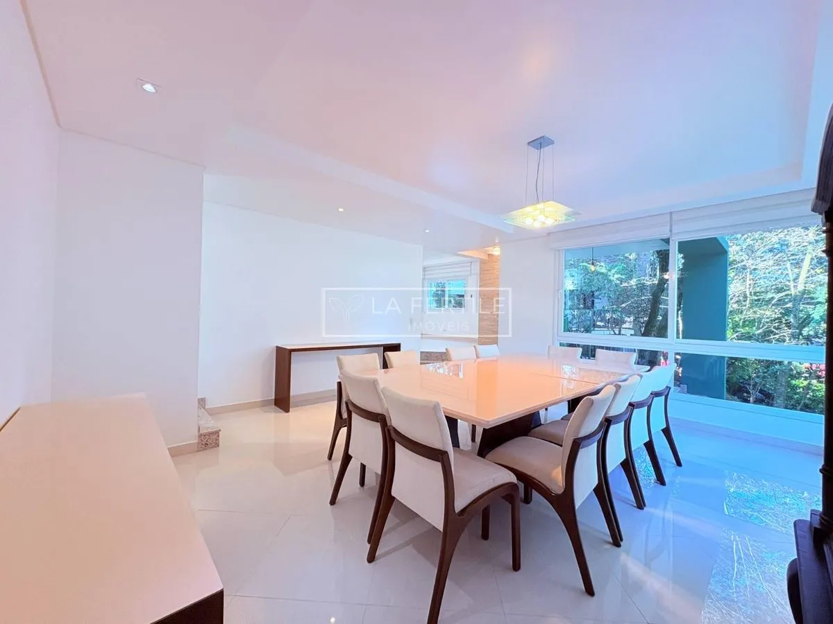 Будинок на 5 спалень із 2 ванними при кімнаті, 400 м² — photo 11