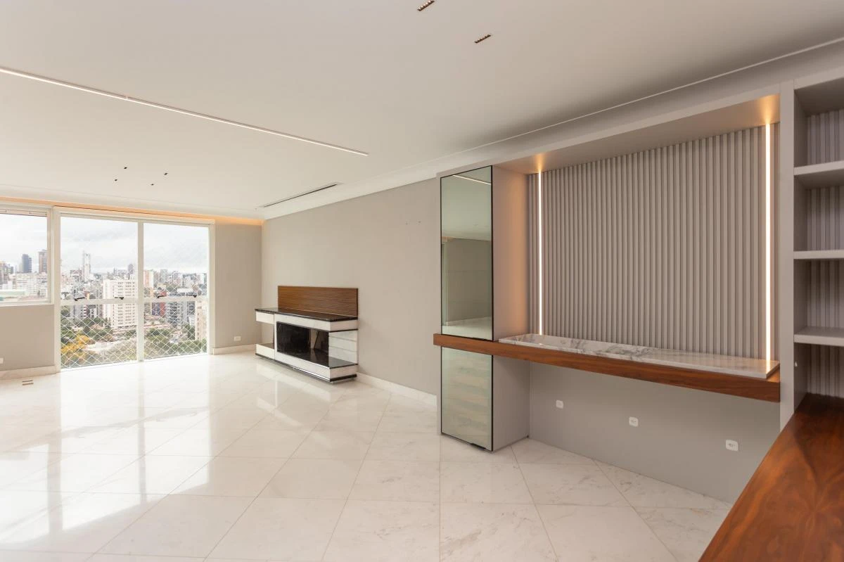 Glass-enclosed balcony in a 3-bedroom apartment, 297 m² — photo 7