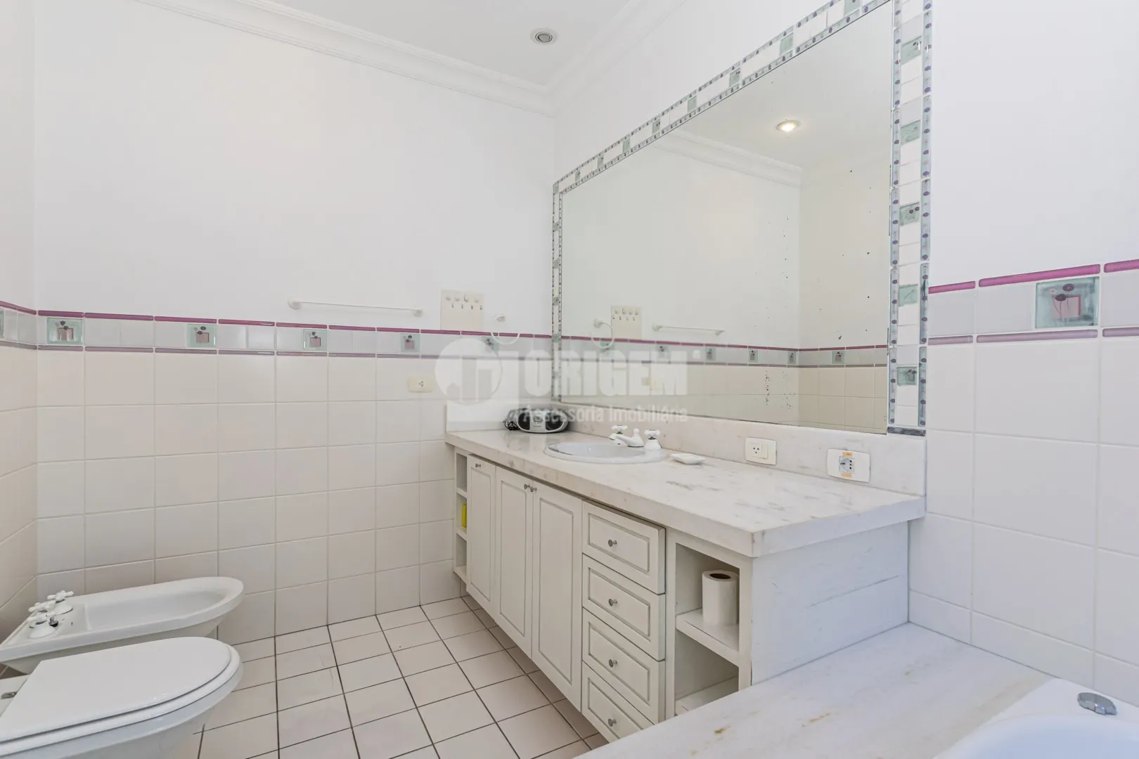 589 m² house with a bathtub and a water view — photo 56