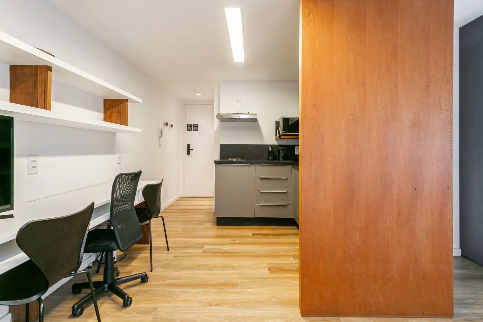 Studio mobiliado com 1 dormitório e 1 banheiro privativo — photo 2