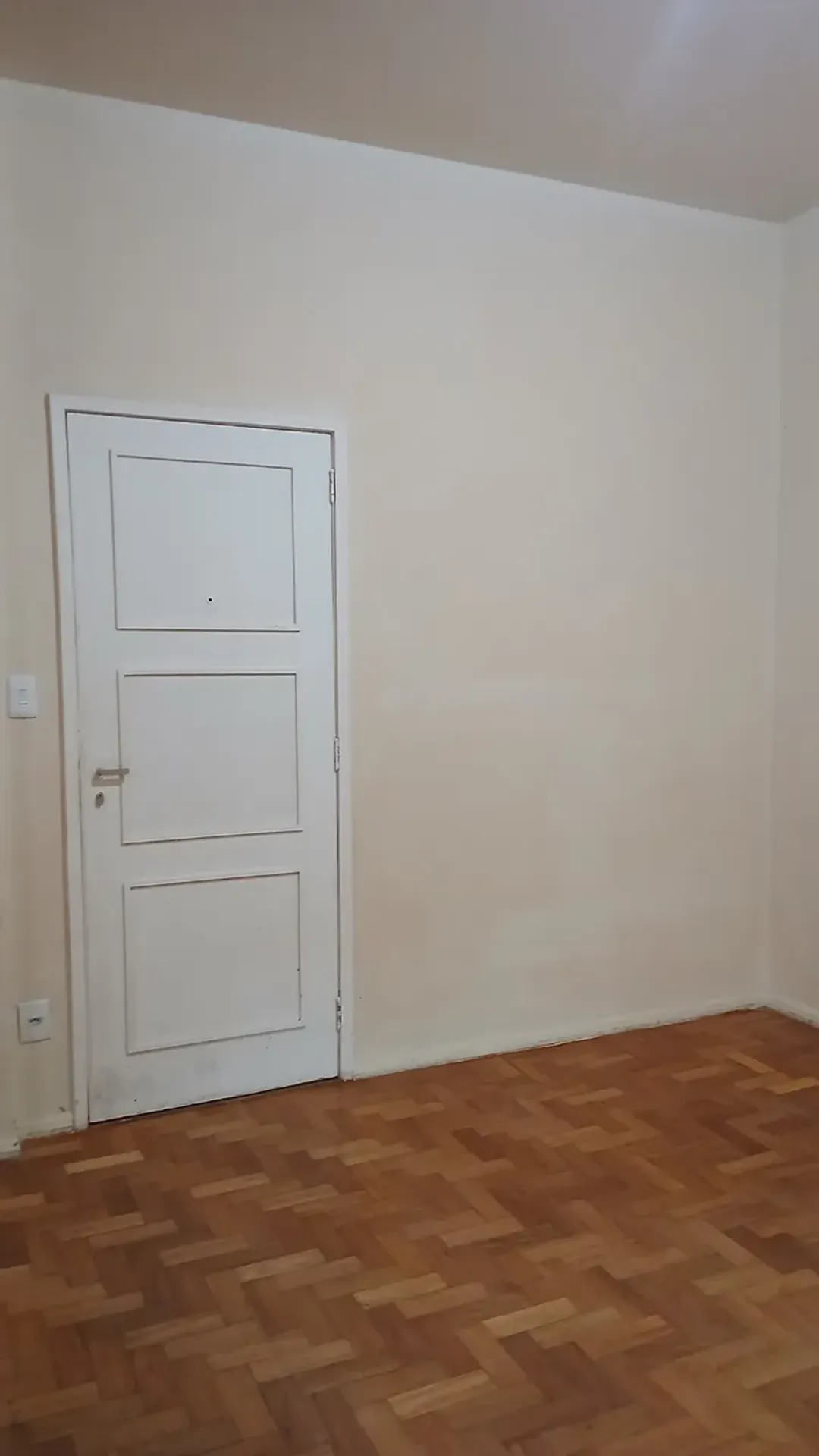 Walk-in closet in a one-bedroom apartment, 45 m² — photo 24