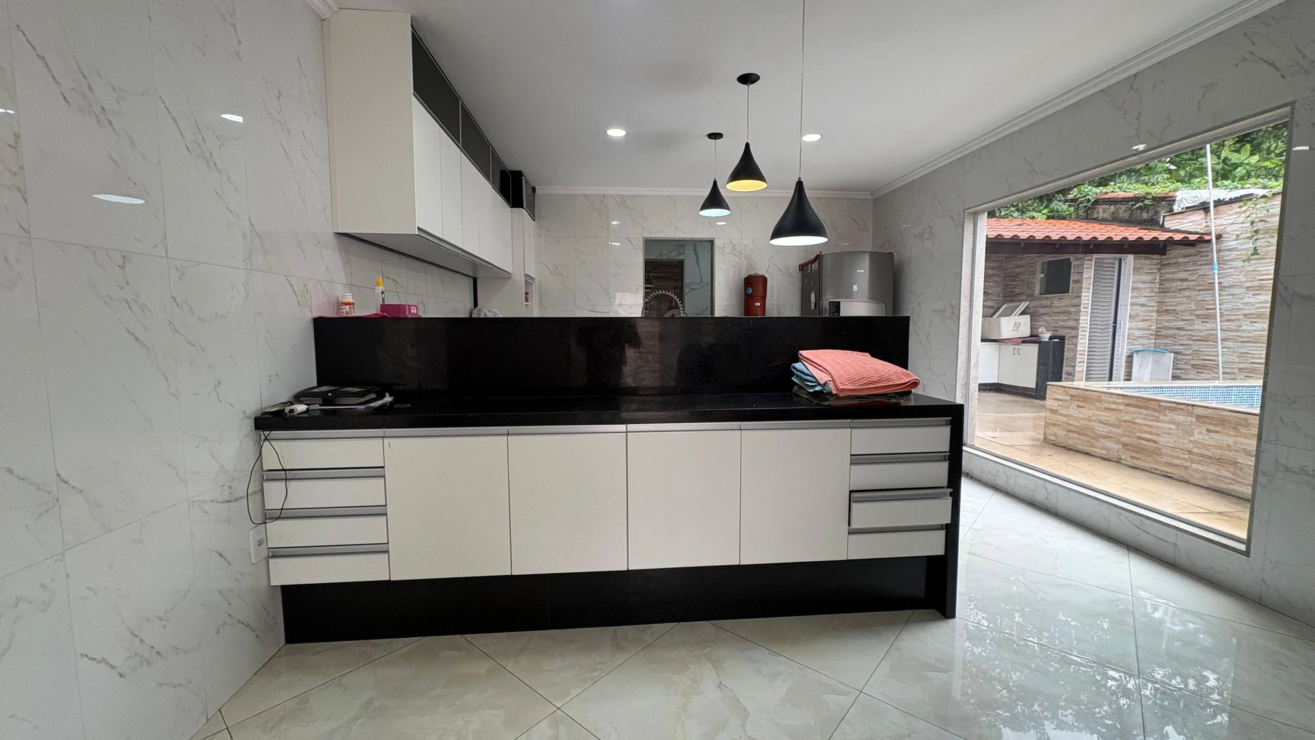 4-bedroom house with a glass-enclosed balcony — photo 15