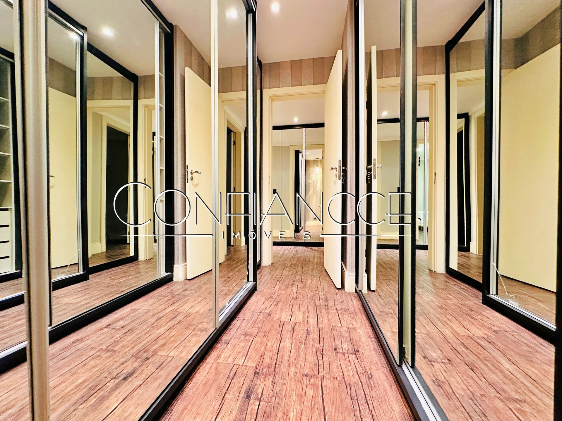 Glass-enclosed balcony in a 3-bedroom apartment, 134 m² — photo 20