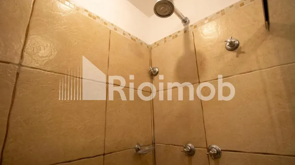 Casa de 4 dormitorios con 4 baños y parrilla embutida — photo 28