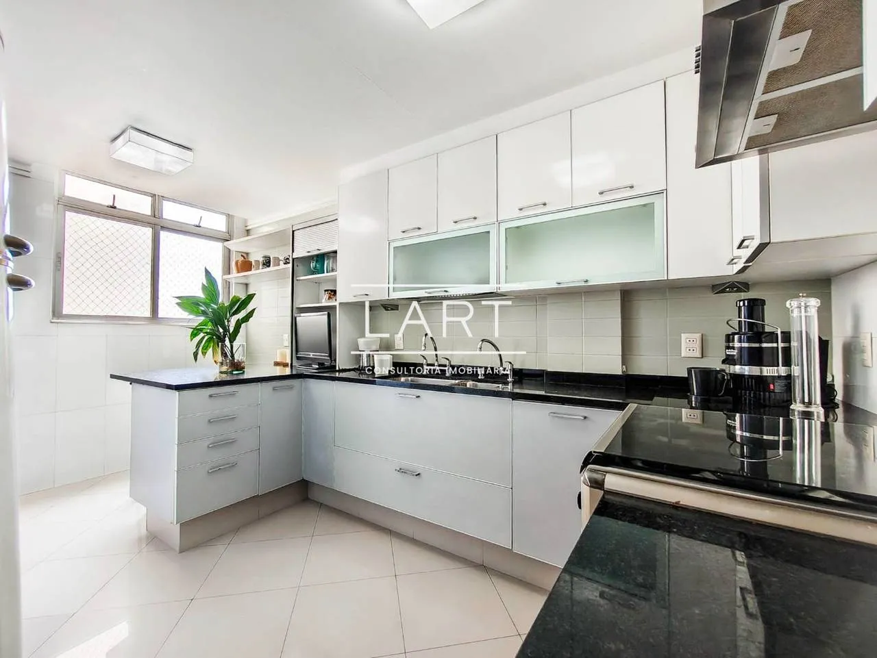 3-bedroom apartment with a water view in Rio de Janeiro — photo 8