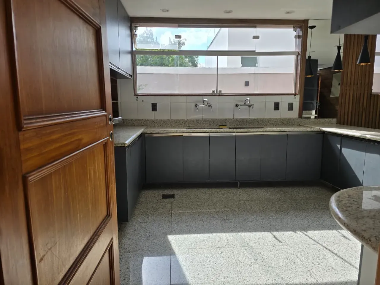 Будинок на 450 м² з 4 спальнями та кухнею з газом — photo 36