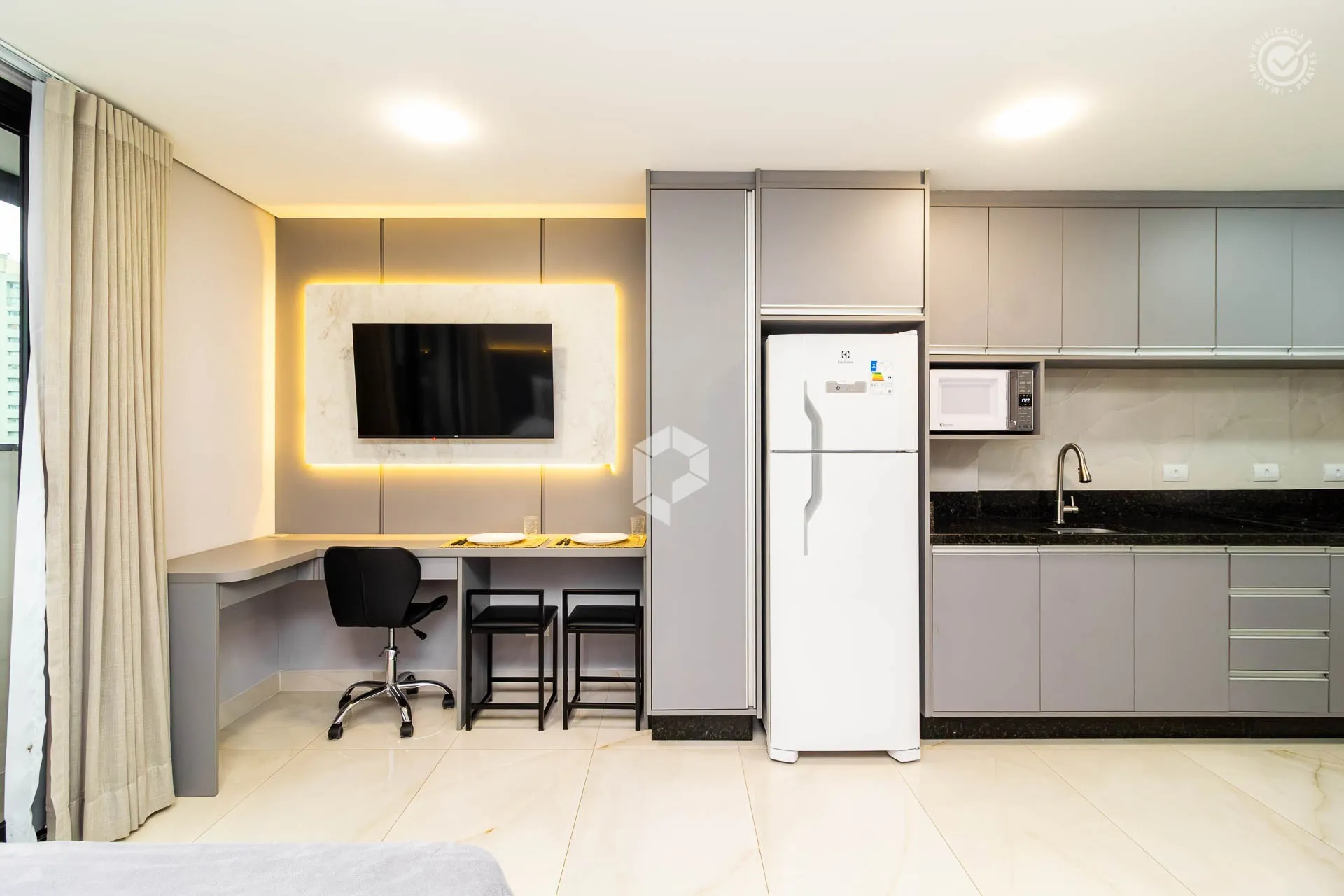 Furnished 1-bedroom apartment with open-plan kitchen — photo 2