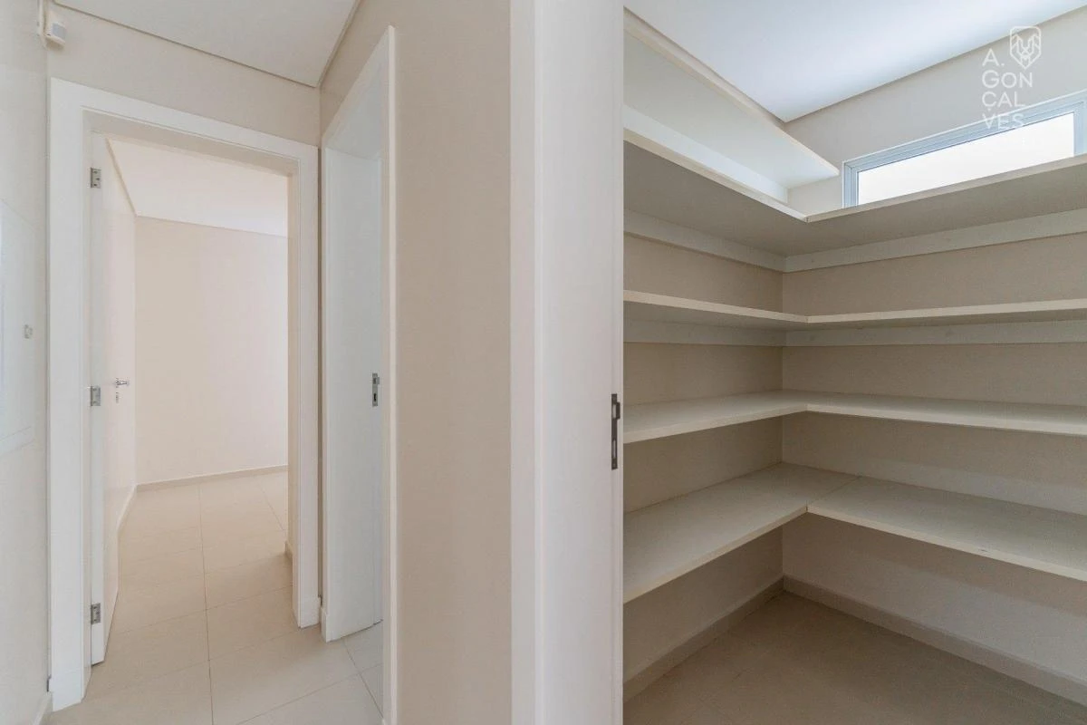 4-bedroom house with floor-to-ceiling windows in Curitiba — photo 29