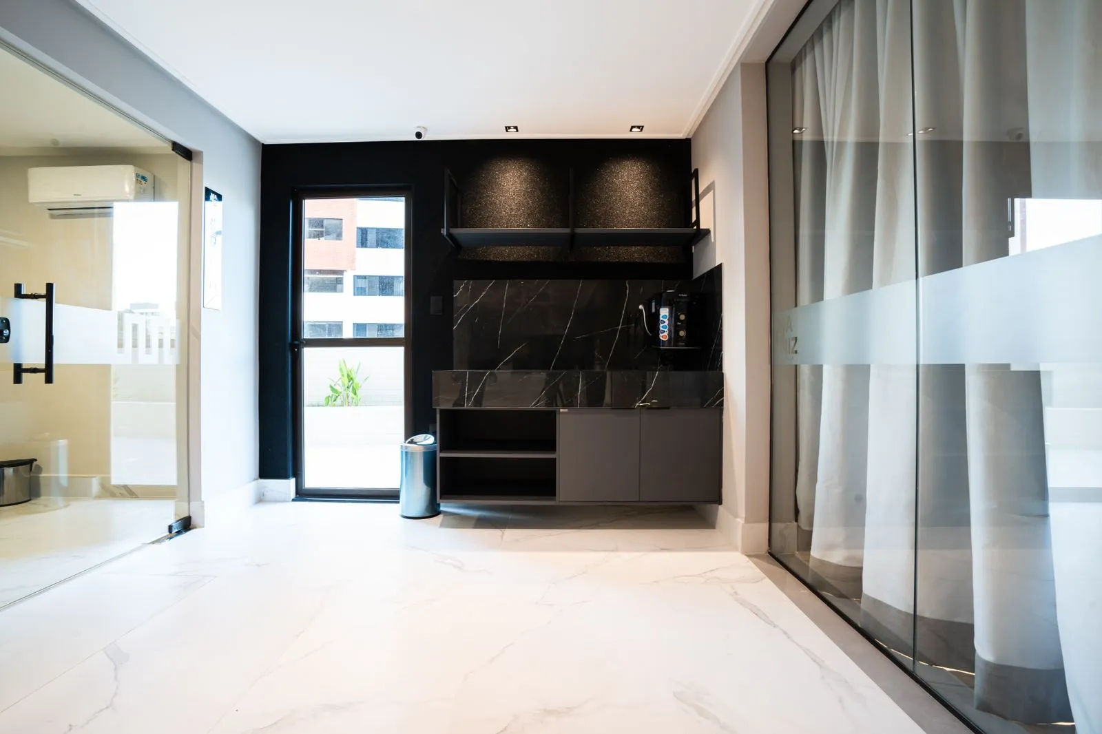 3-bedroom apartment in a building with a coworking space — photo 2