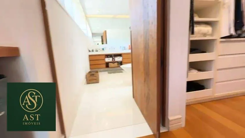 686 m² house with floor-to-ceiling windows and a bathtub — photo 67
