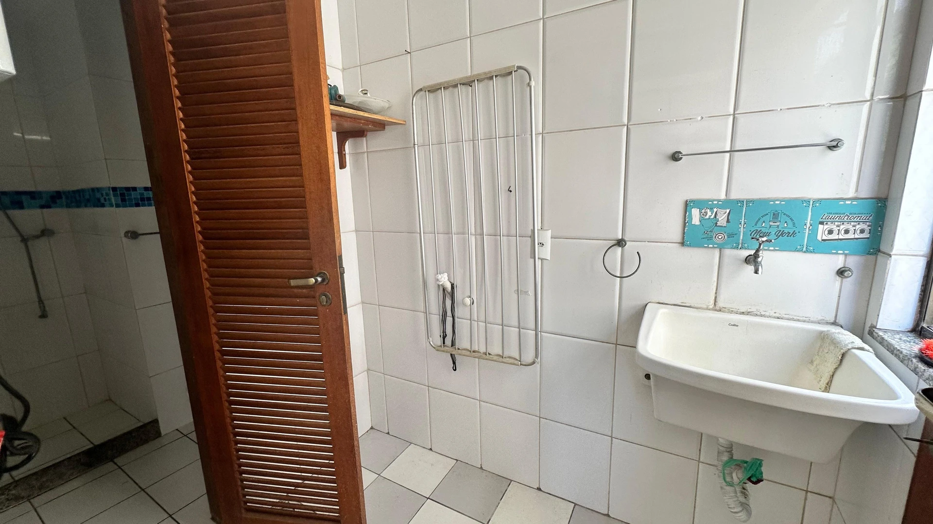Apartment with built-in wardrobes and a balcony — photo 25