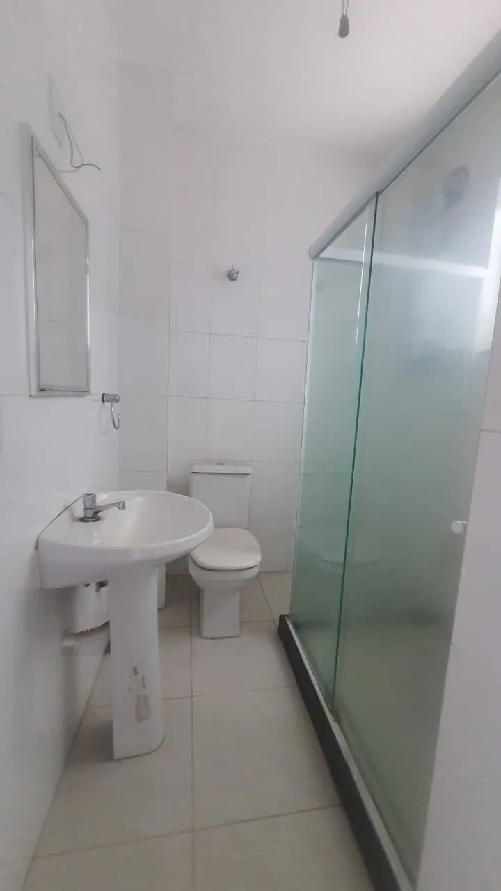 Apartamento com 2 quartos e banheiro com box de vidro — photo 9
