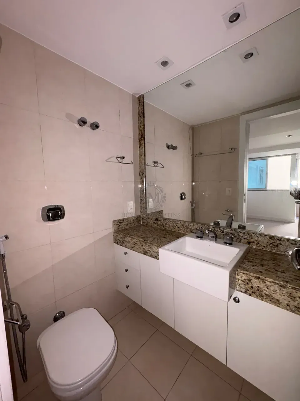 4-bedroom apartment with enclosed glass balcony — photo 11