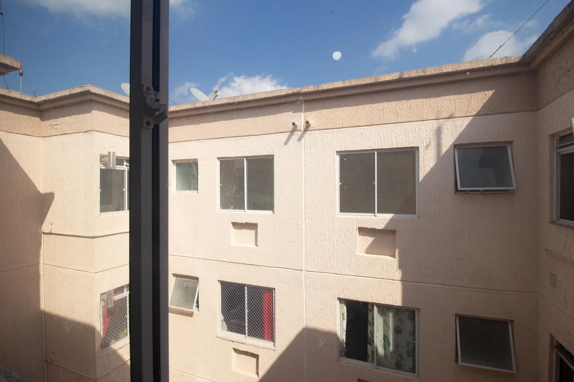 Furnished apartment with 2 bedrooms and an open kitchen — photo 16